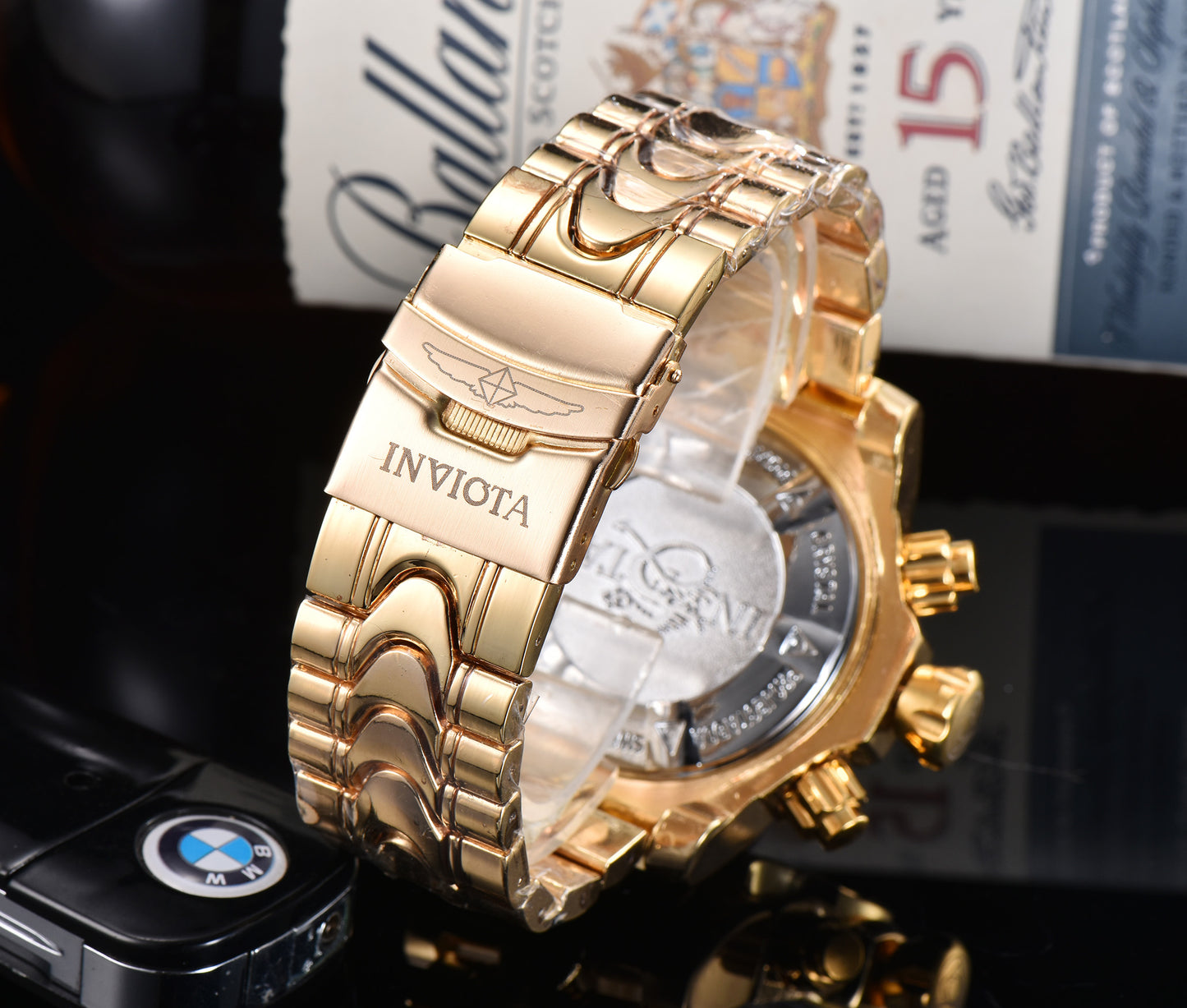 Montre à quartz avec cadran creux et bracelet en acier