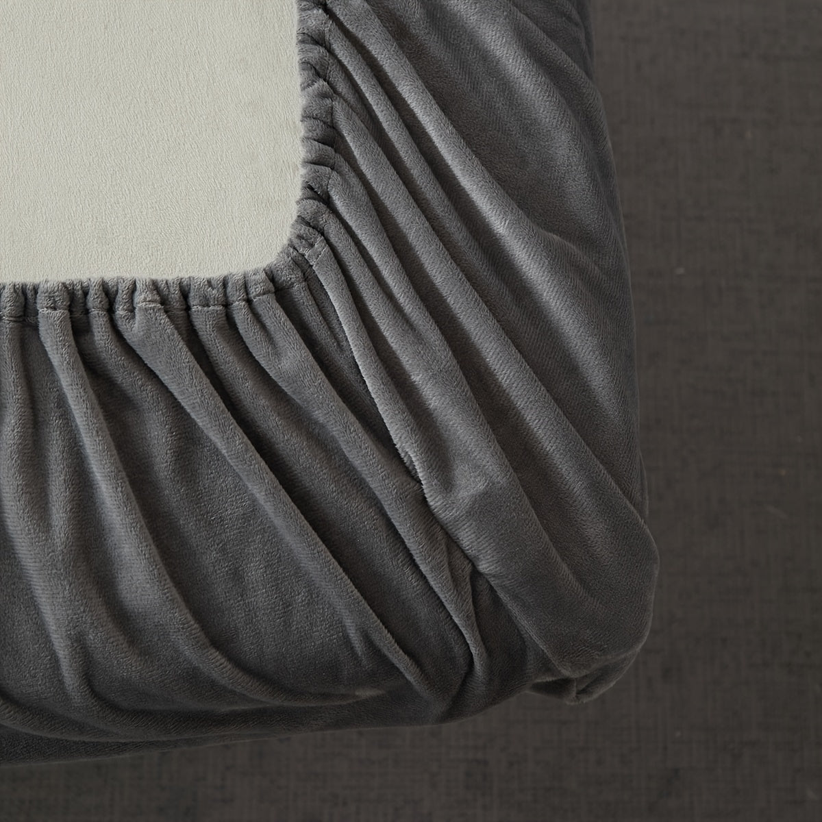 1pc Thickened Velvet Fitted Sheet For All Season, Soft Skin-friendly Warm Autumn And Winter Bedding Solid Color Mattress Protector, For Bedroom, Guest Room, With Deep Pocket, Fitted Bed Sheet Only - Topdecheztop.fr
