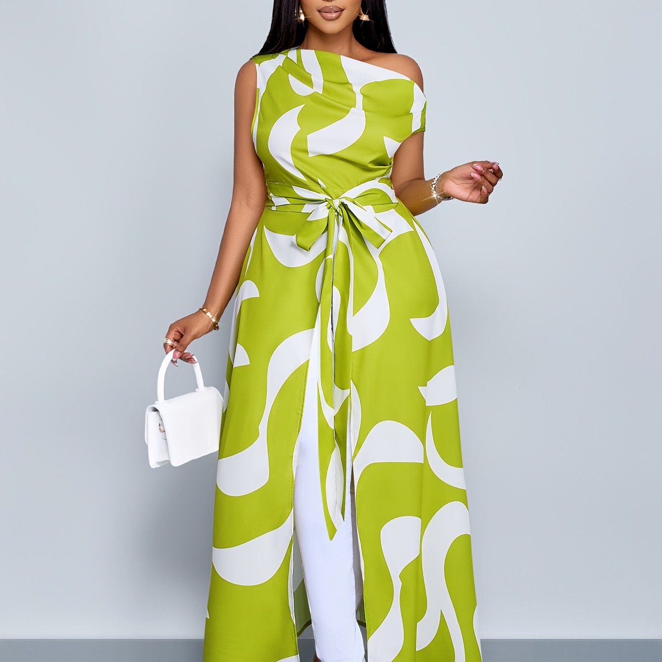 Découvrez l'élégance intemporelle avec cette robe maxi imprimée aux détails raffinés