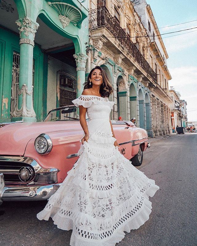 Robe en dentelle à épaules dénudées et à volants - Topdecheztop.fr