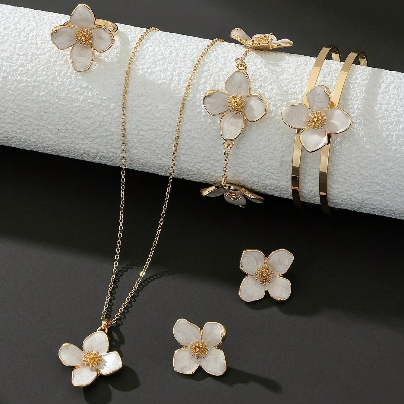 Ensemble de cinq bijoux pour femme