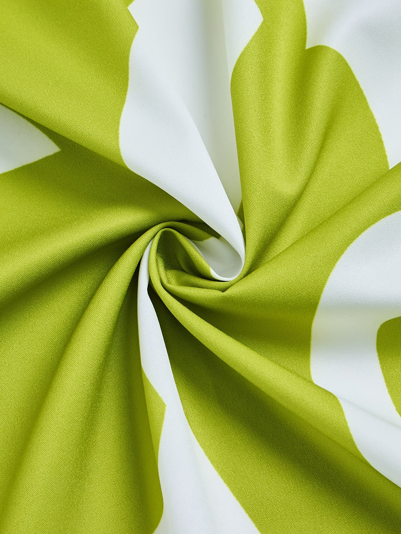 Découvrez l'élégance intemporelle avec cette robe maxi imprimée aux détails raffinés