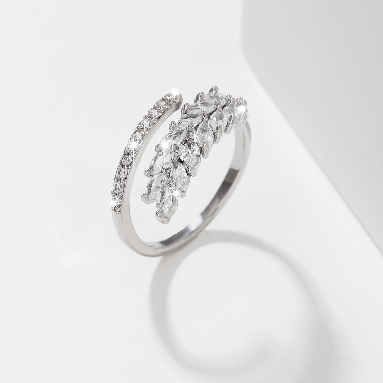 Bague ouverte élégante en cuivre ornée de zirconias