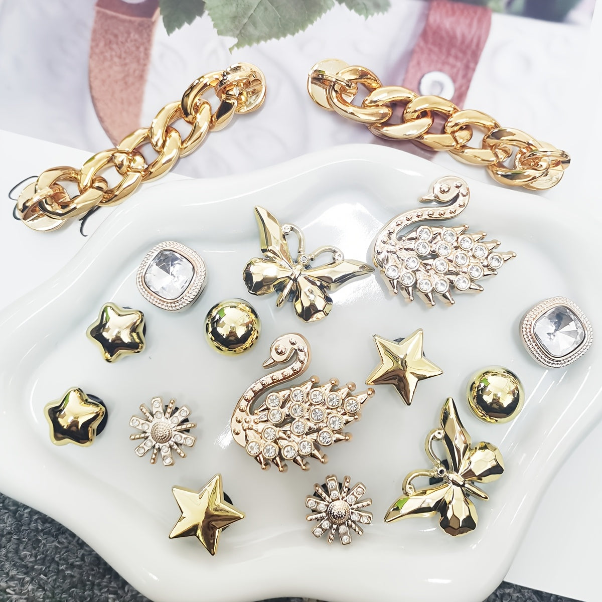 Ensemble de 16 breloques de chaussures élégantes de couleur dorée avec strass