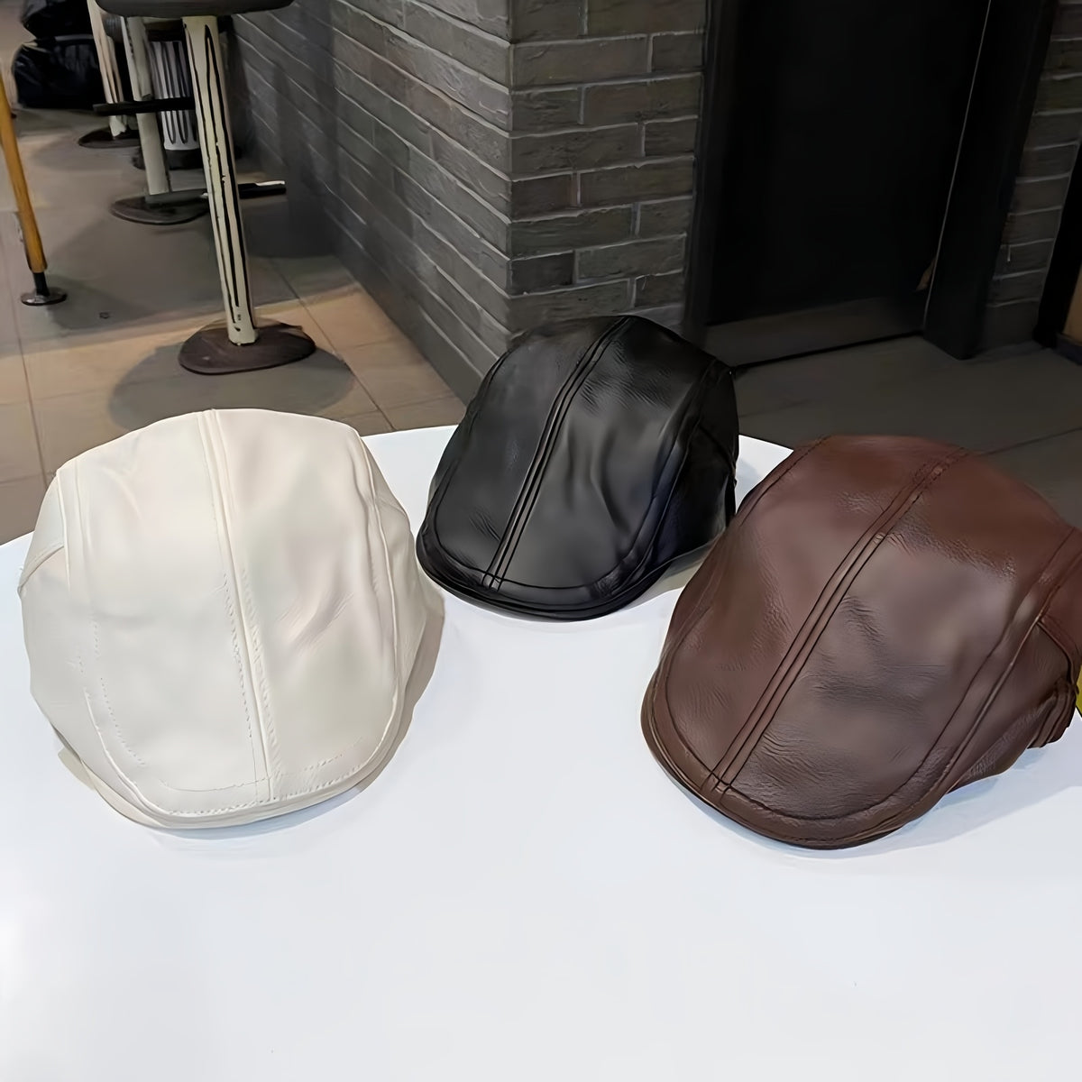 Casquette Newsboy pour Homme et Femme avec Revêtement en PU - Béret Ivy Vintage Style Chauffeur de Camionnette, Convient pour la Fête des Professeurs, la Remise des Diplômes, la Rentrée - Bonnet d'Hiver Chaud et Réglable, Revêtement en PU pour la Durabilité, Couleur Unie pour les Événements et le