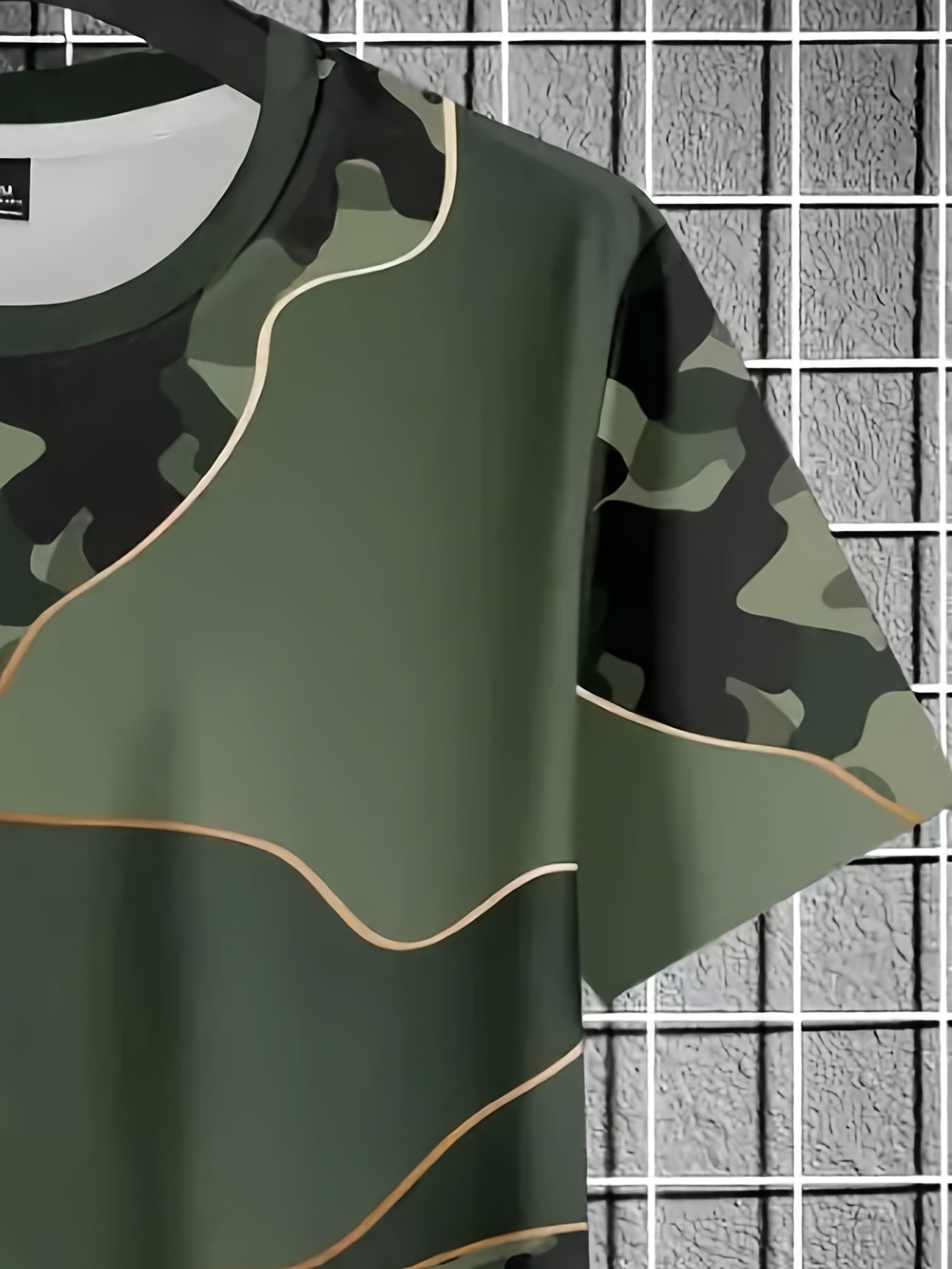 T-shirt à manches courtes et col rond à motifs géométriques et camouflage