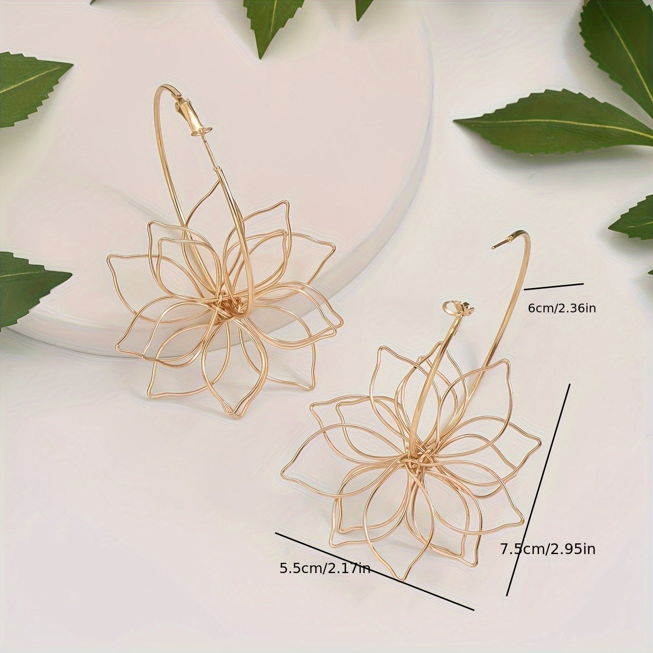 1 paire de boucles d'oreilles créoles en forme de fleur creuse