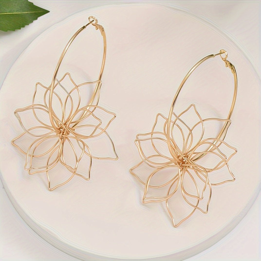 1 paire de boucles d'oreilles créoles en forme de fleur creuse