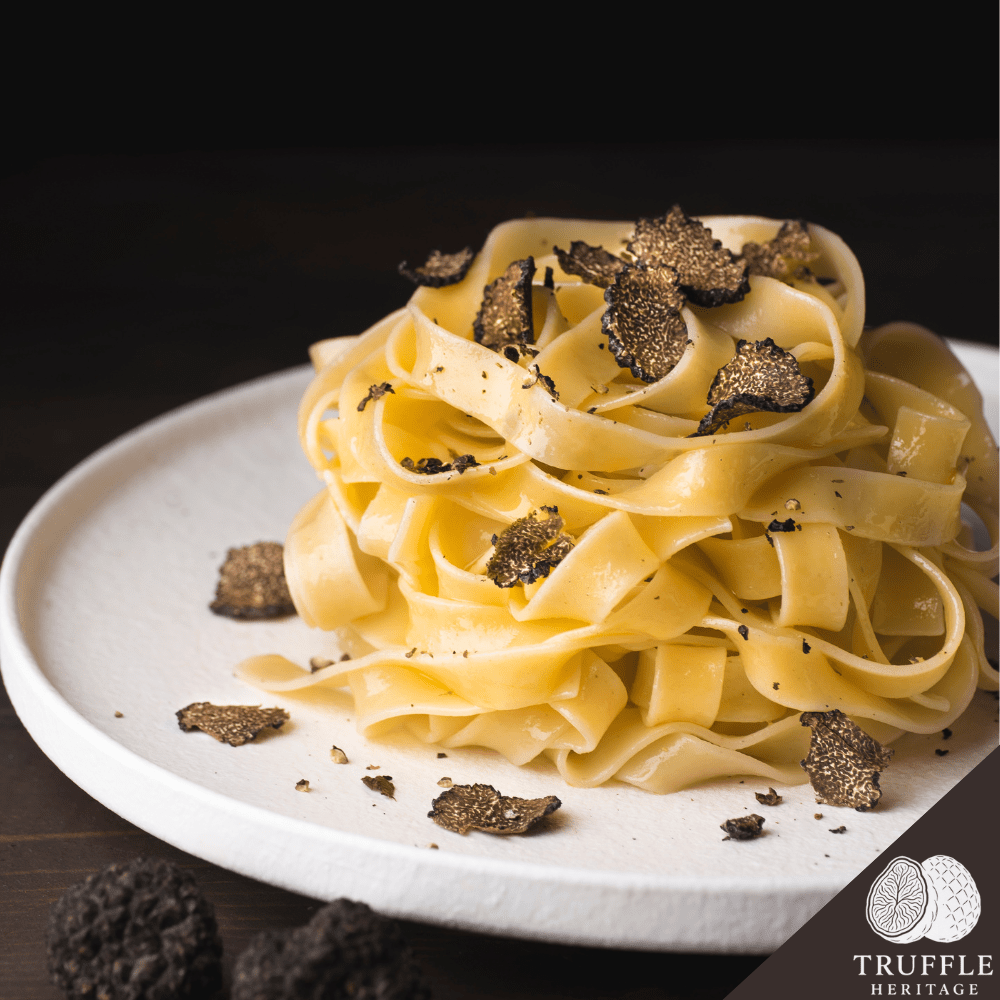 Tranches de Truffes Noires d'Hiver Déshydratées ◈ 50 grammes ◈ Truffe 100% Naturelle ◈ Qualité Premium ◈ Sans additifs ou conservateurs ◈ Séchage à Air Basse Température = Saveurs Préservées & Longue Conservation ◈ Réhydratation Rapide : Moins de 10 Minutes