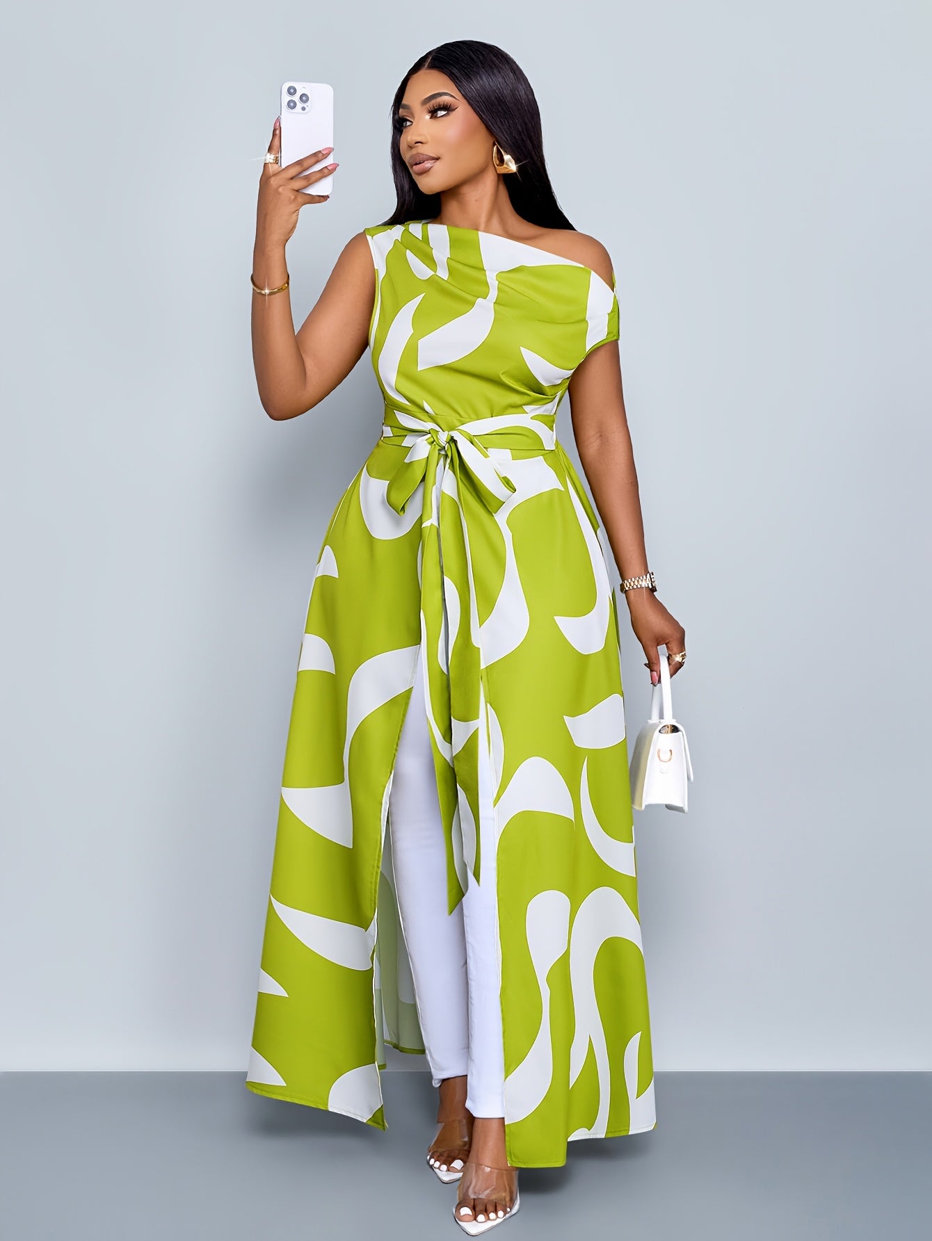 Découvrez l'élégance intemporelle avec cette robe maxi imprimée aux détails raffinés