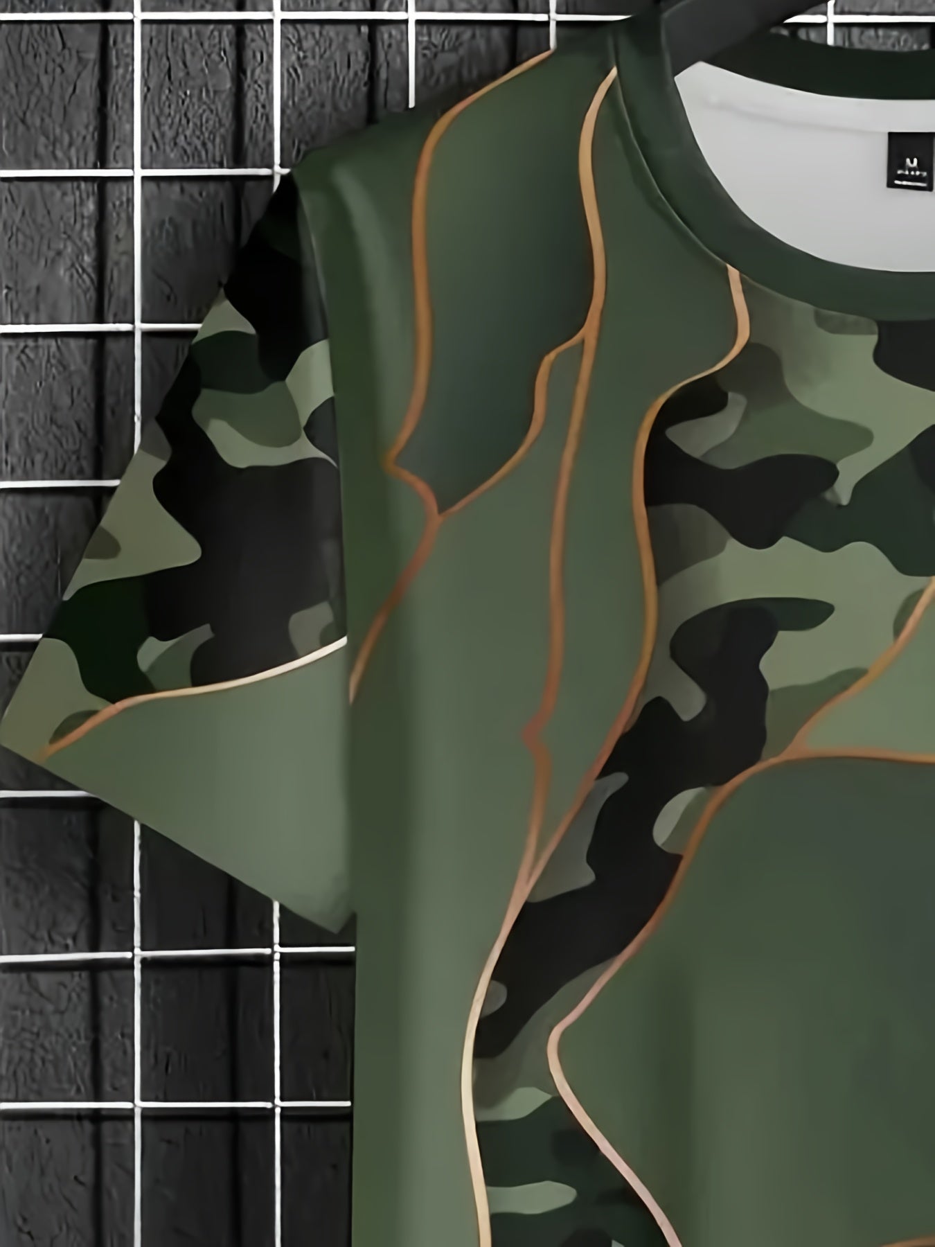 T-shirt à manches courtes et col rond à motifs géométriques et camouflage