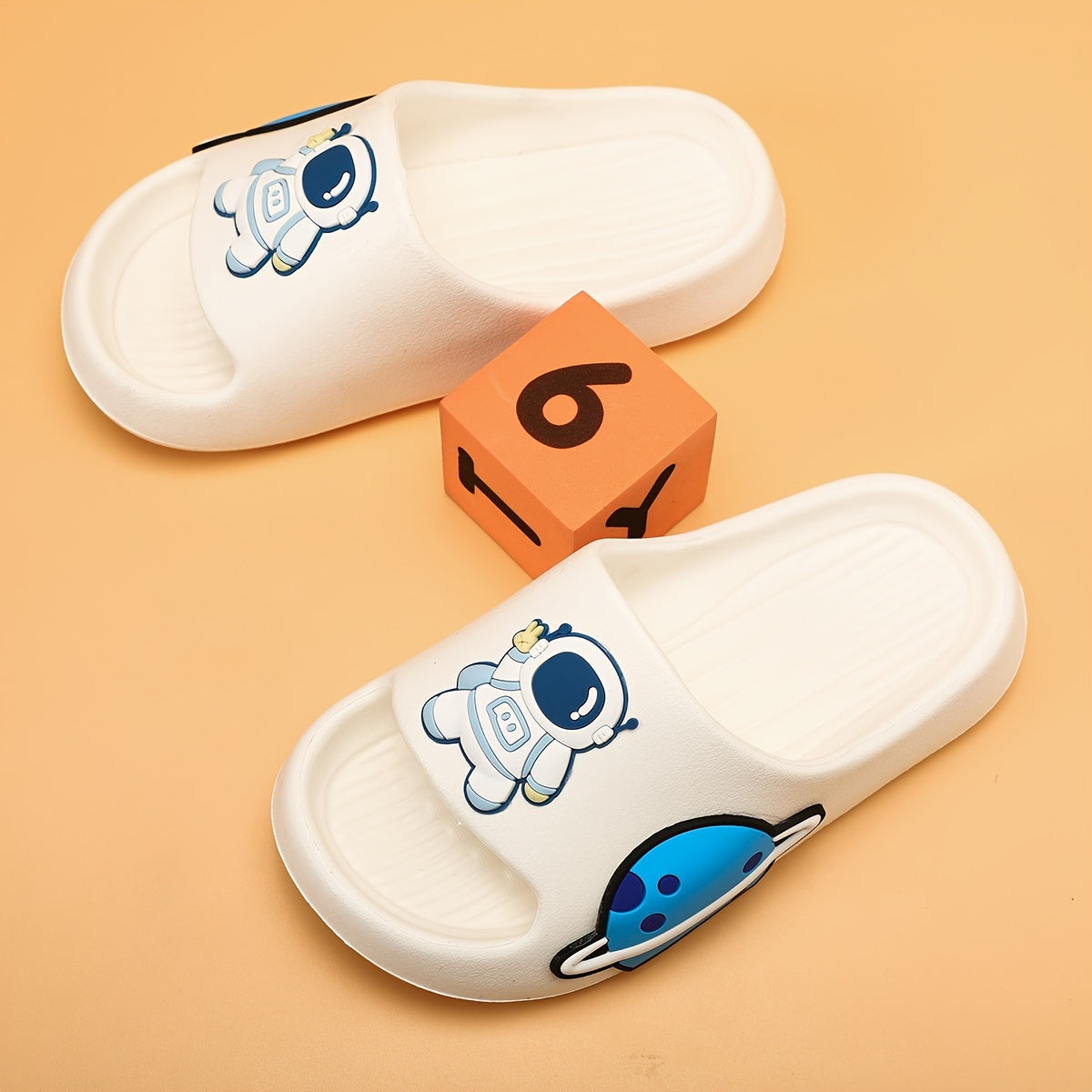 Boys' Cartoon Astronaut Slippers - Casual Cute Minimalist EVA Slip-On Sandals for Home & Outdoor - Breathable Lightweight Non-Slip for Children 14 and Under - Topdecheztop.fr