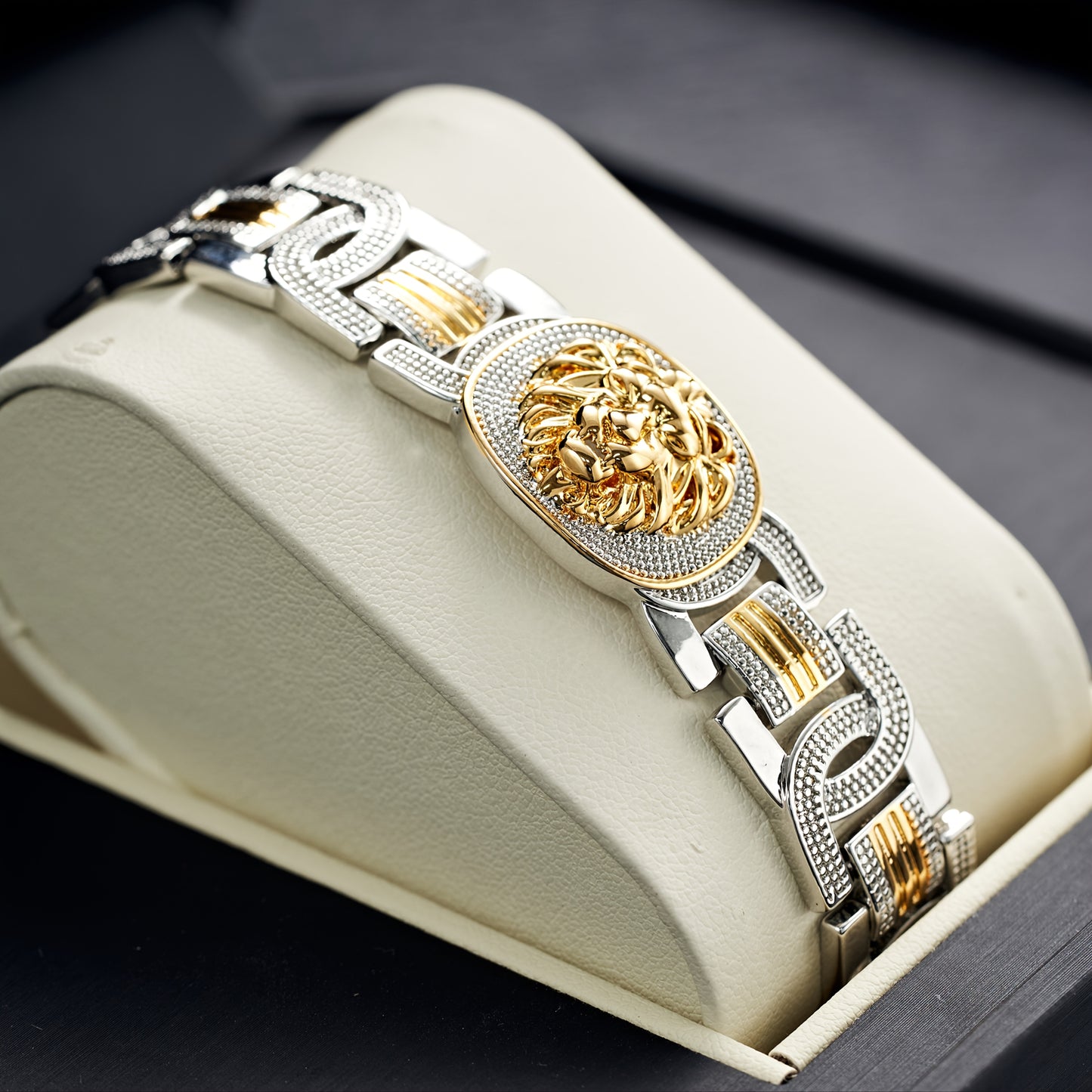 Bracelet plaqué or, motif lion