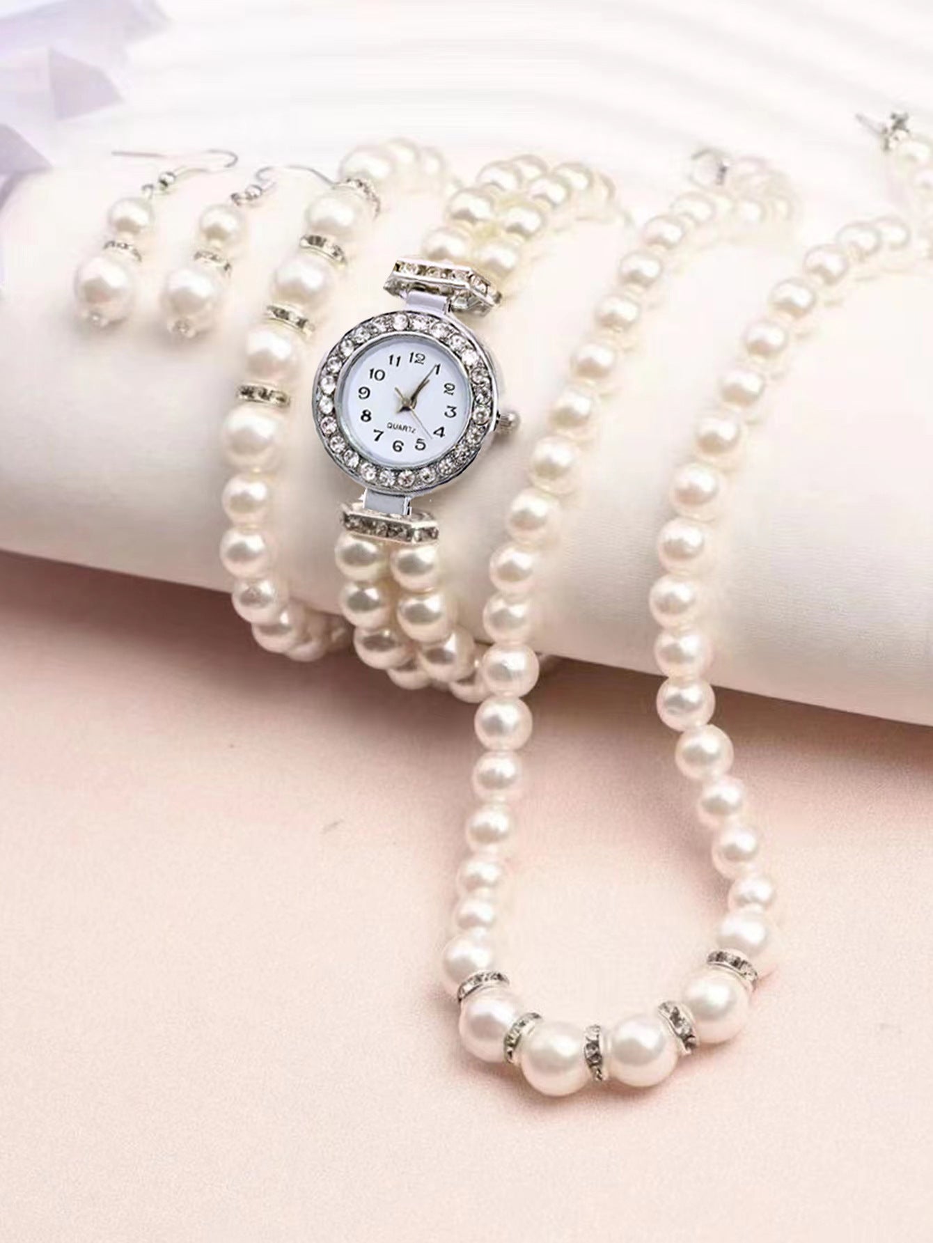 Montre * 1, collier * 1, paire de boucles d'oreilles