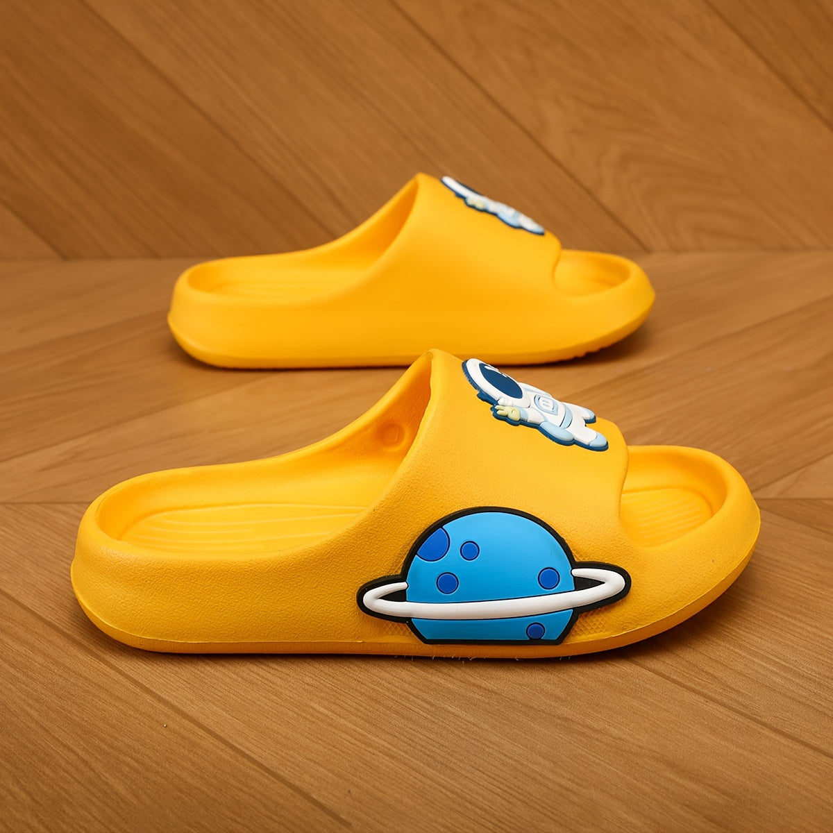 Boys' Cartoon Astronaut Slippers - Casual Cute Minimalist EVA Slip-On Sandals for Home & Outdoor - Breathable Lightweight Non-Slip for Children 14 and Under - Topdecheztop.fr