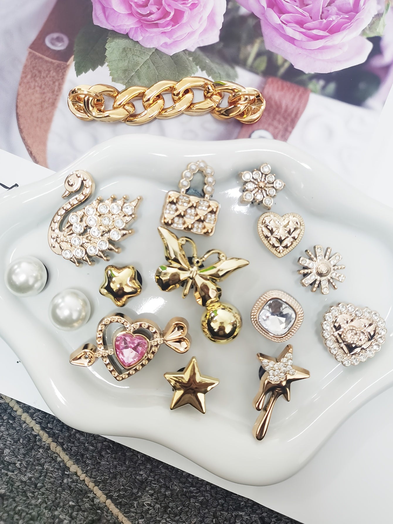 Ensemble de 16 breloques de chaussures élégantes de couleur dorée avec strass