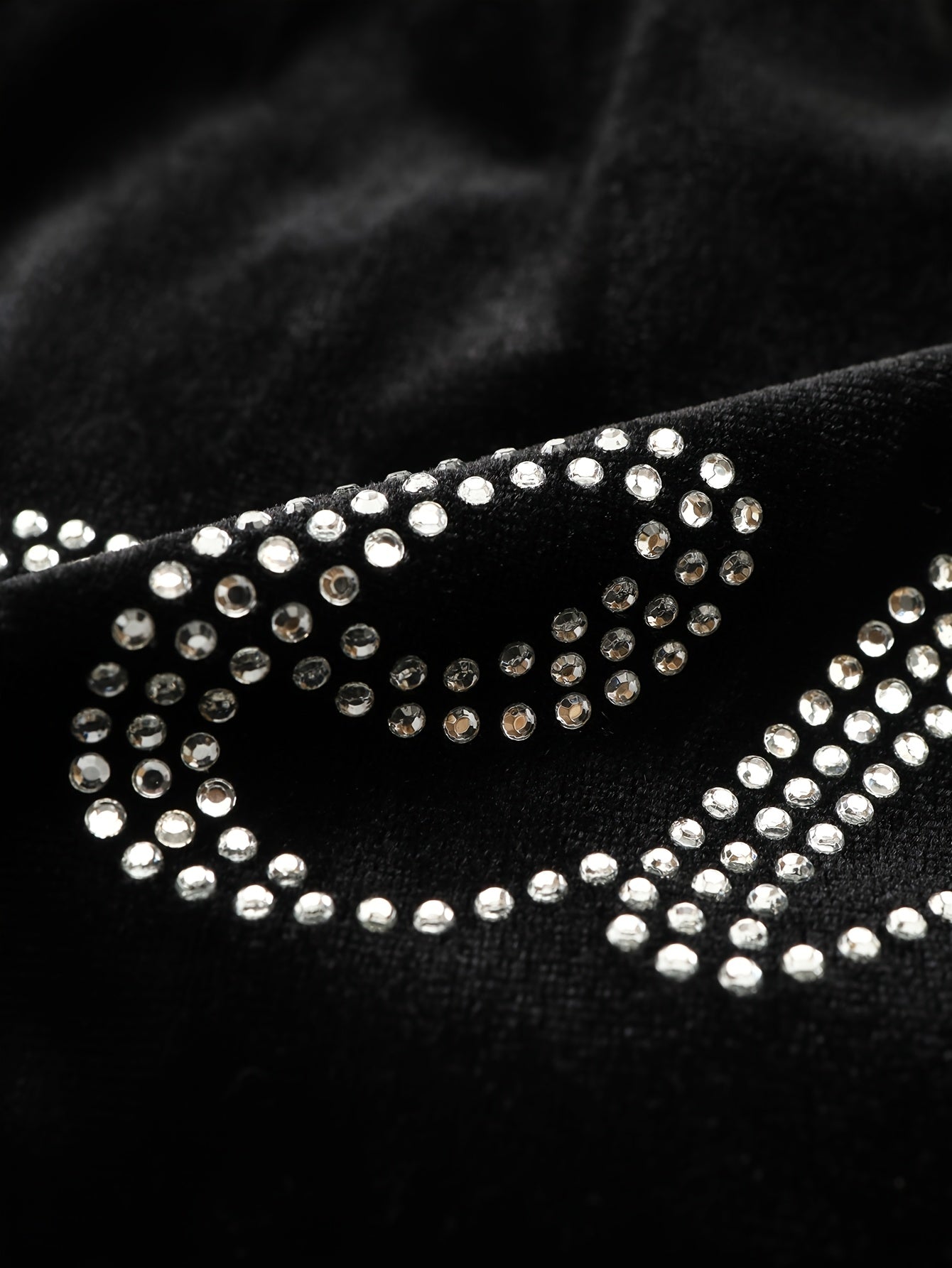 Ensemble décontracté printemps/été pour femme : haut à capuche zippé noir orné de strass et pantalon à poches.