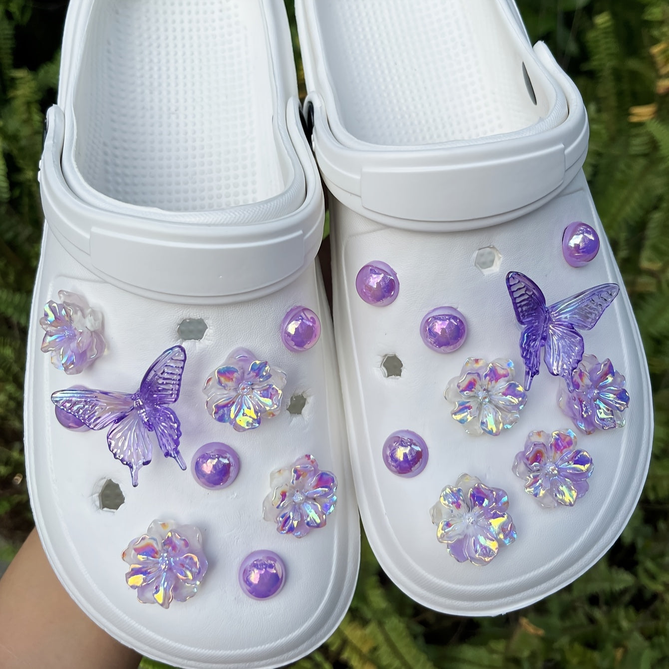 Lot de 18 breloques de chaussures violettes à motif de fleurs et de papillons