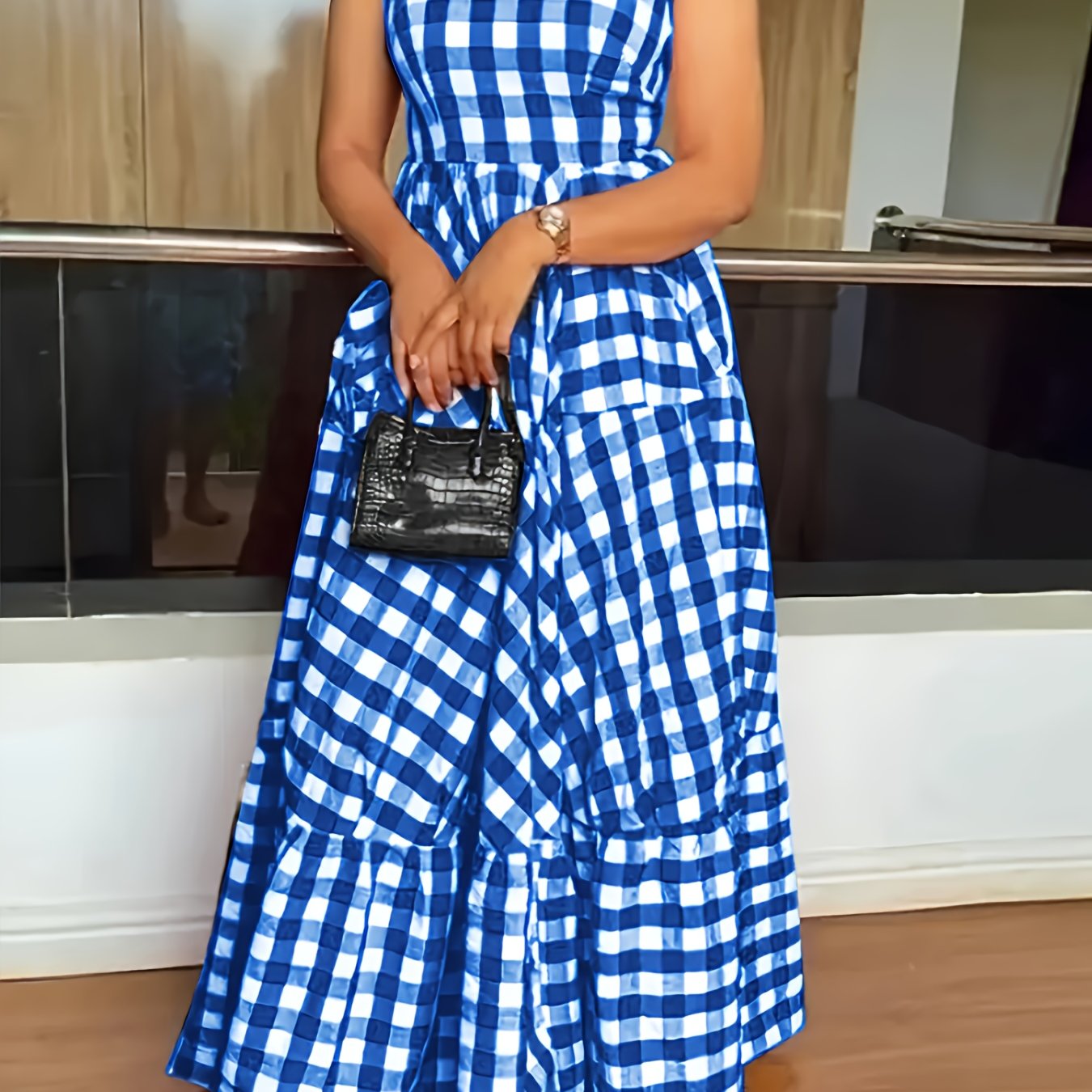 Découvrez l'élégance intemporelle avec cette robe d'été à carreaux