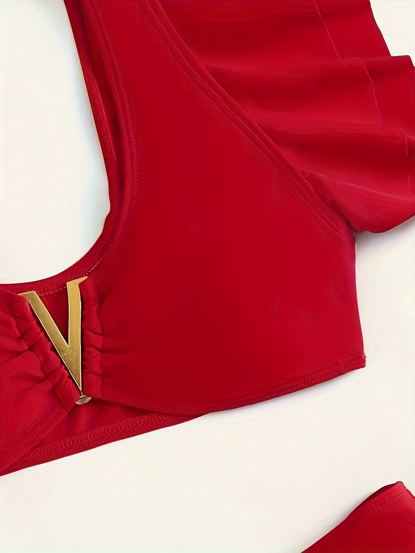 Ensemble bikini rouge élégant avec détail « V » doré