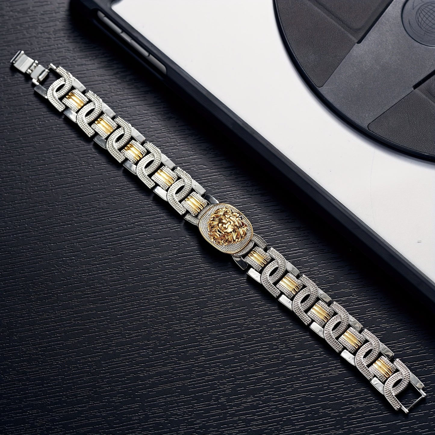 Bracelet plaqué or, motif lion