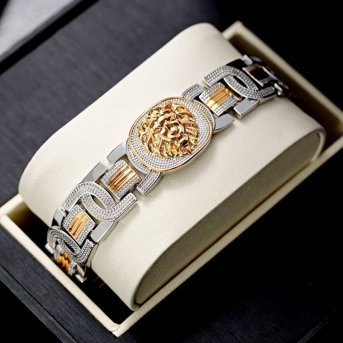 Bracelet plaqué or, motif lion