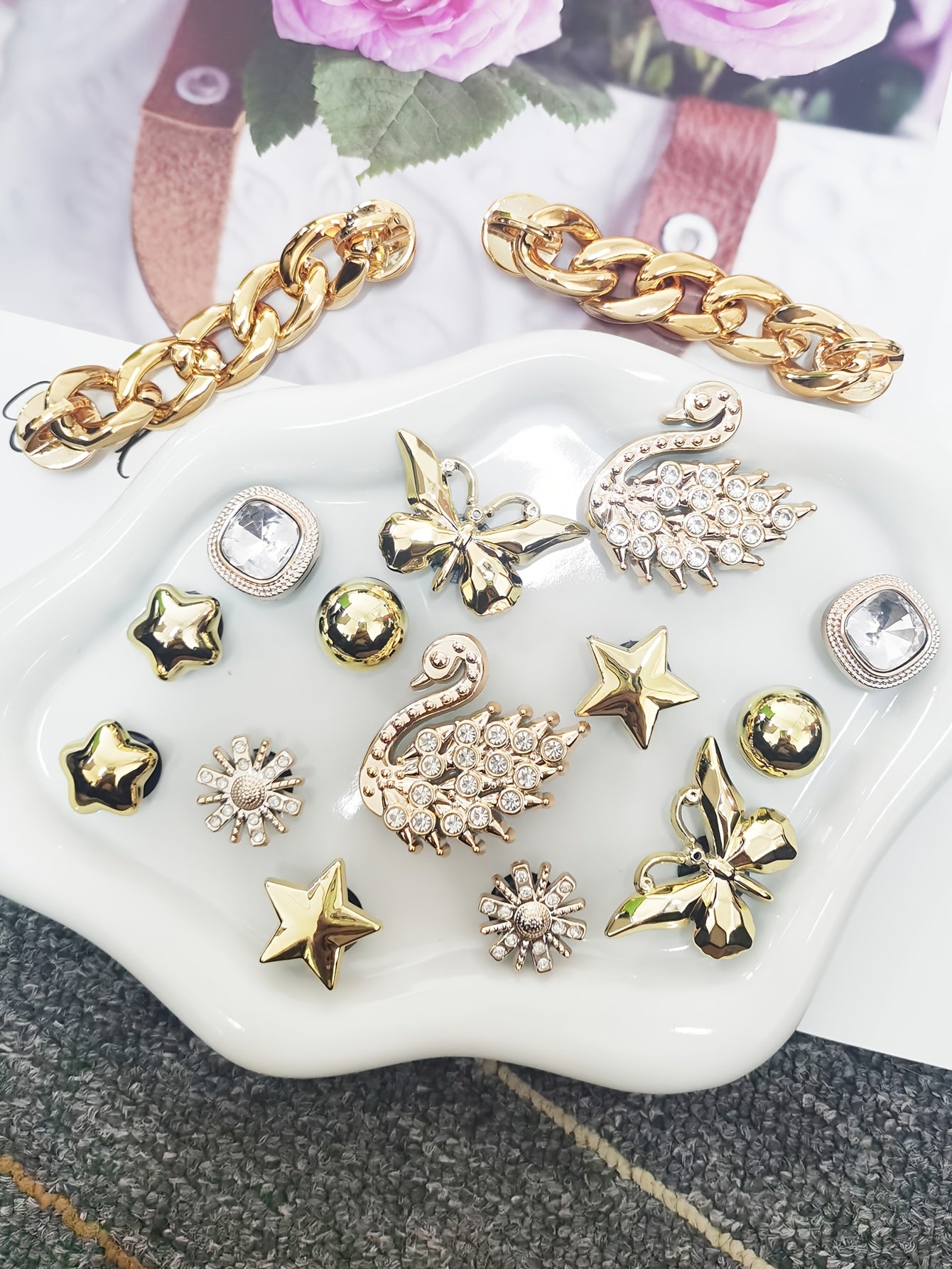 Ensemble de 16 breloques de chaussures élégantes de couleur dorée avec strass