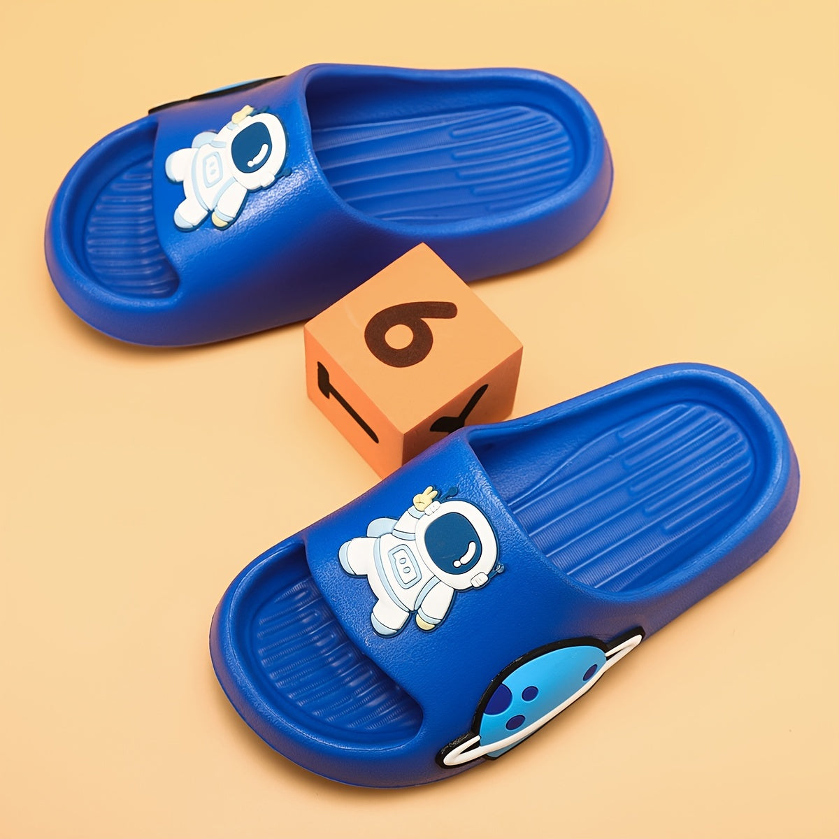 Boys' Cartoon Astronaut Slippers - Casual Cute Minimalist EVA Slip-On Sandals for Home & Outdoor - Breathable Lightweight Non-Slip for Children 14 and Under - Topdecheztop.fr