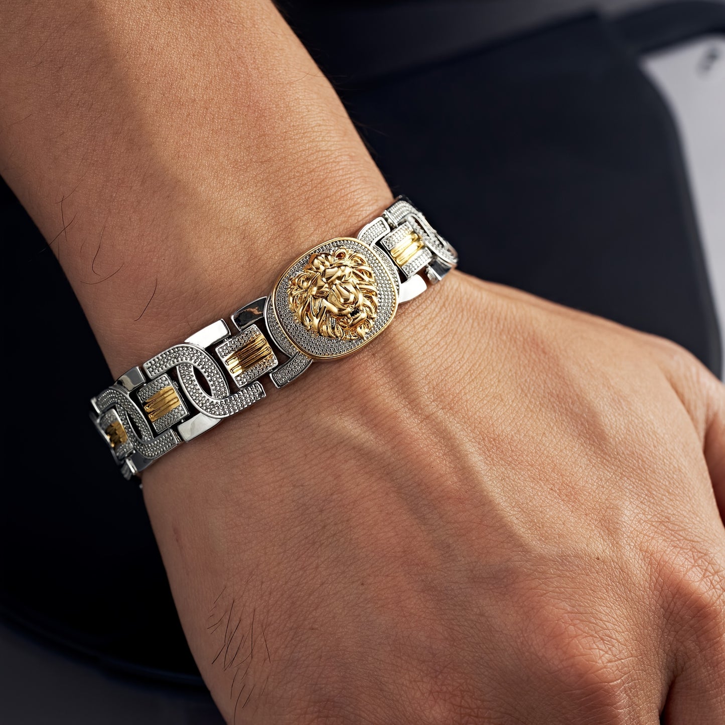 Bracelet plaqué or, motif lion