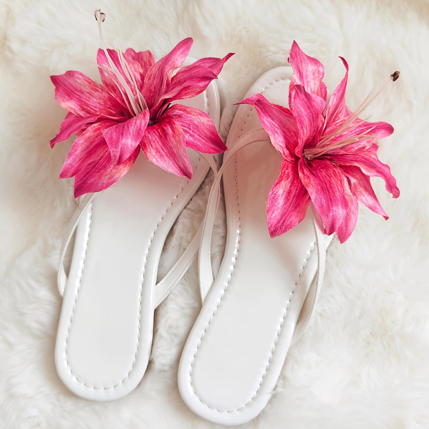 Sandales plates décoratives à motif de lys