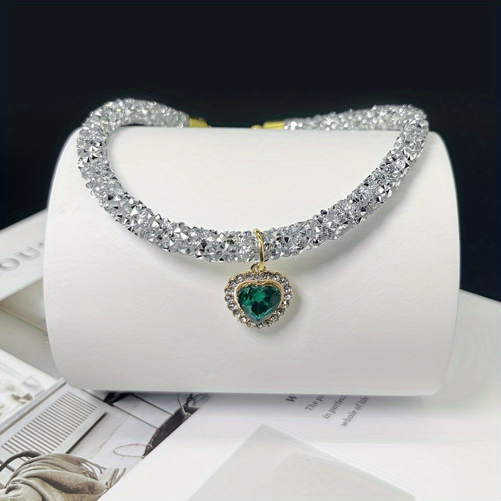 Collier pour animaux de compagnie orné de strass et d'un pendentif en forme de cœur