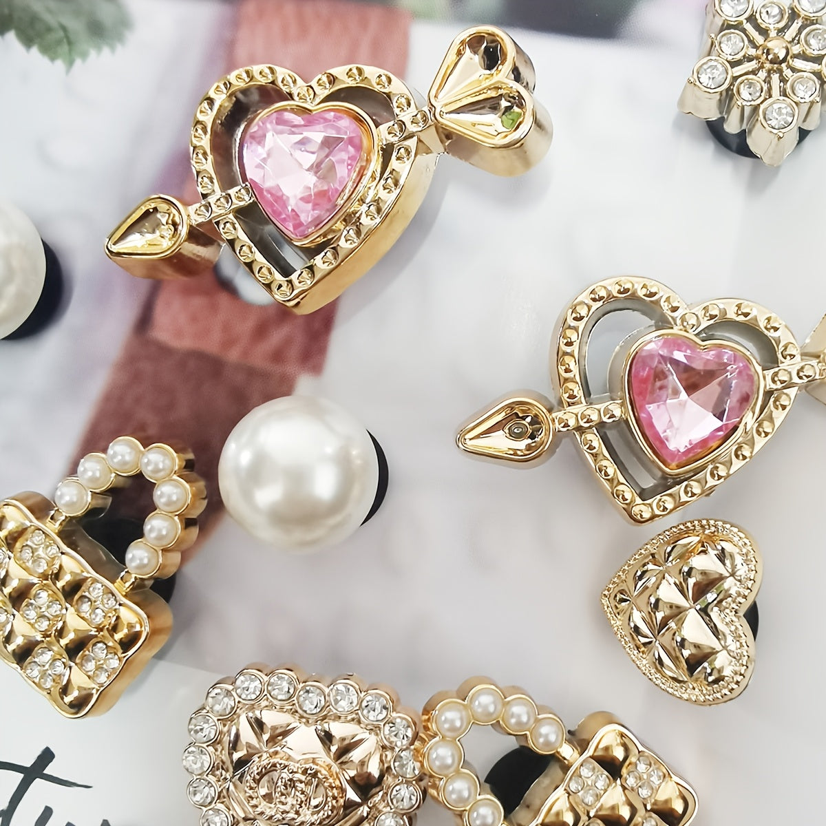 Ensemble de 16 breloques de chaussures élégantes de couleur dorée avec strass