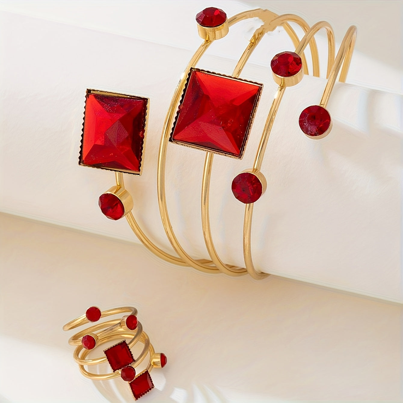 Un ensemble de bracelets et de bagues élégants et raffinés pour femmes