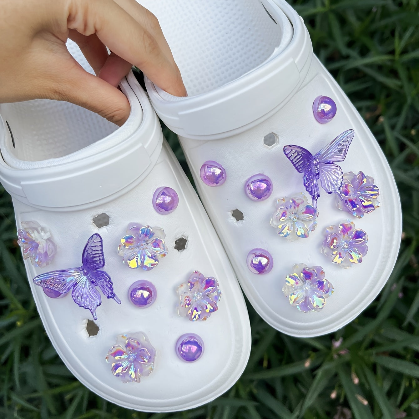 Lot de 18 breloques de chaussures violettes à motif de fleurs et de papillons