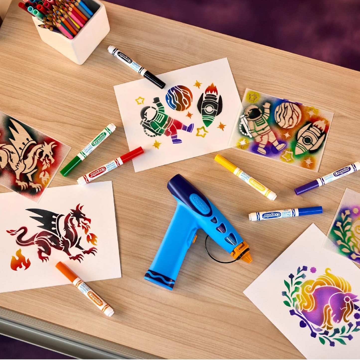 CRAYOLA Marker Airbrush – Aérographe Créatif pour Enfants avec 8 Feutres Lavables et 5 Pochoirs – Jouet Éducatif pour Activités Artistiques, à partir de 6 Ans, 74-7696