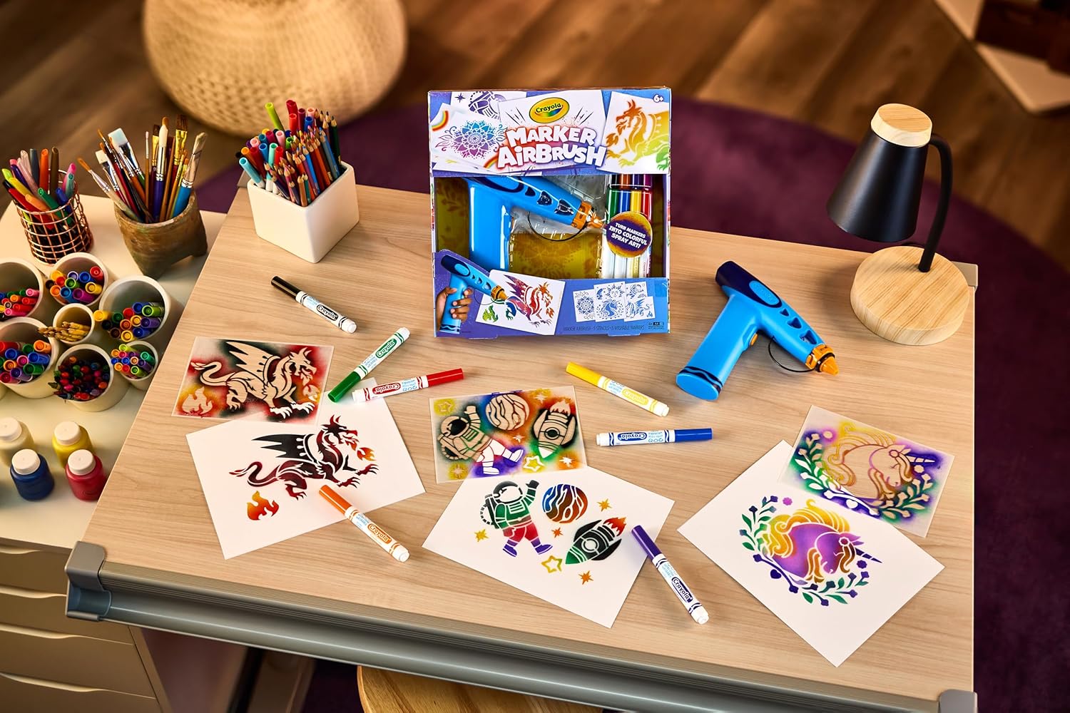 CRAYOLA Marker Airbrush – Aérographe Créatif pour Enfants avec 8 Feutres Lavables et 5 Pochoirs – Jouet Éducatif pour Activités Artistiques, à partir de 6 Ans, 74-7696
