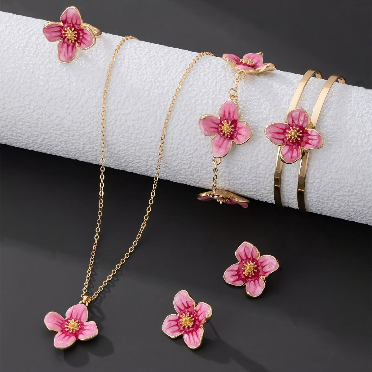 Ensemble de cinq bijoux pour femme