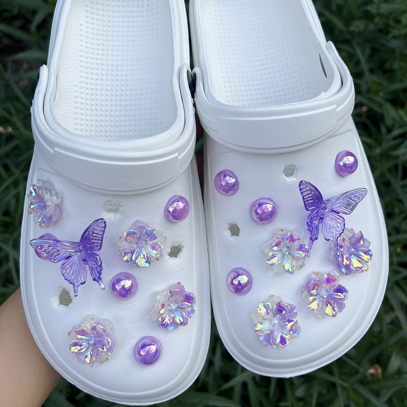 Lot de 18 breloques de chaussures violettes à motif de fleurs et de papillons