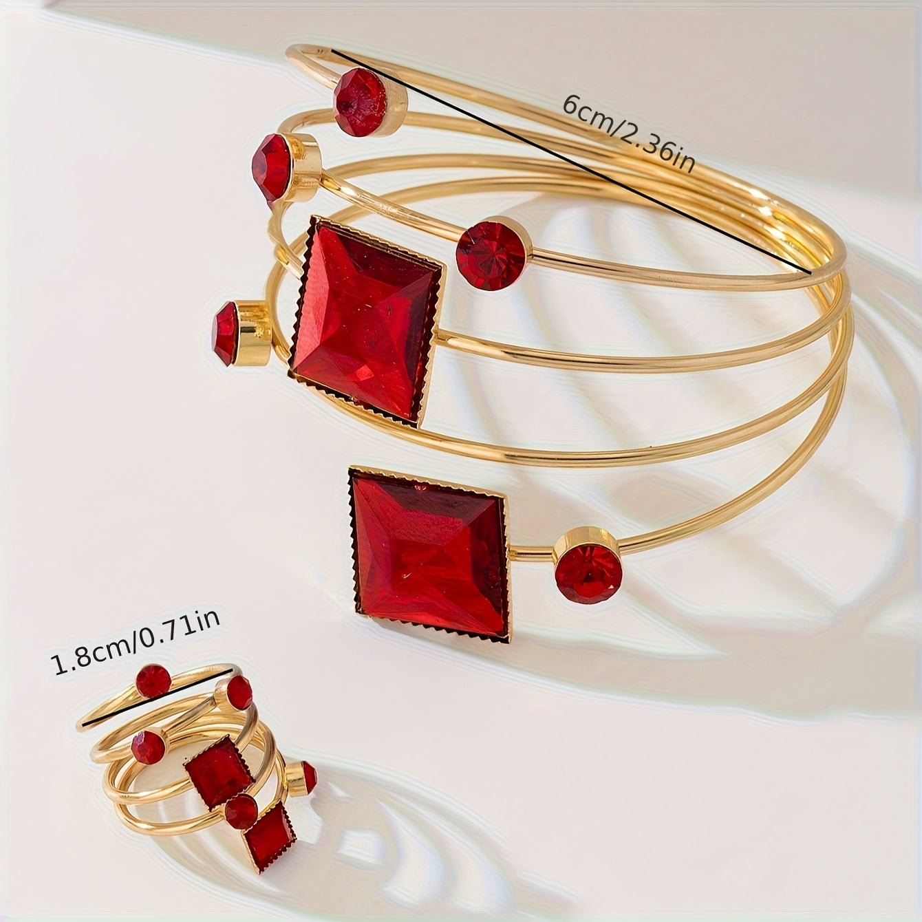 Un ensemble de bracelets et de bagues élégants et raffinés pour femmes