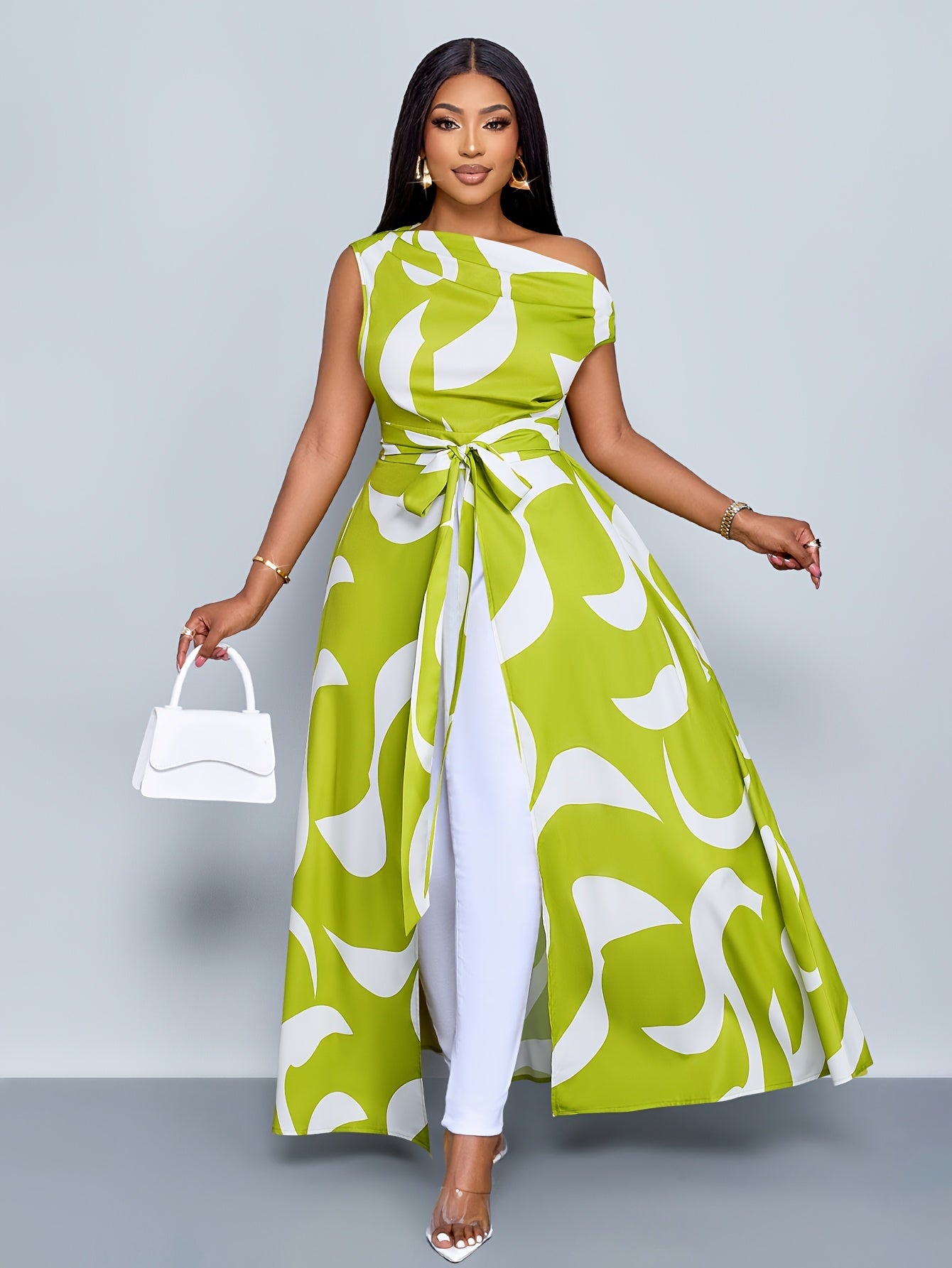 Découvrez l'élégance intemporelle avec cette robe maxi imprimée aux détails raffinés