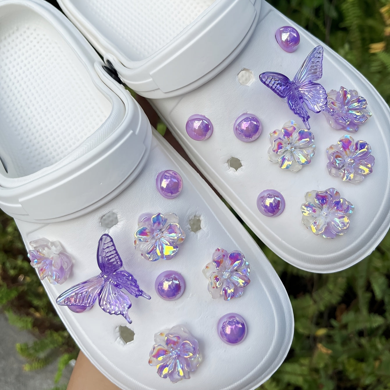 Lot de 18 breloques de chaussures violettes à motif de fleurs et de papillons