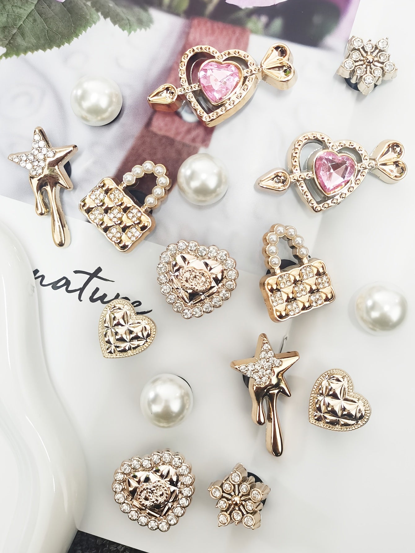 Ensemble de 16 breloques de chaussures élégantes de couleur dorée avec strass