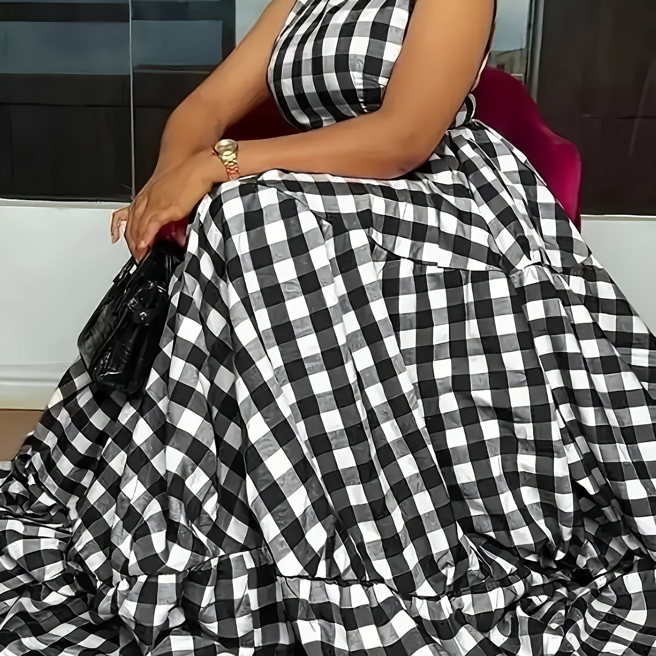 Découvrez l'élégance intemporelle avec cette robe d'été à carreaux