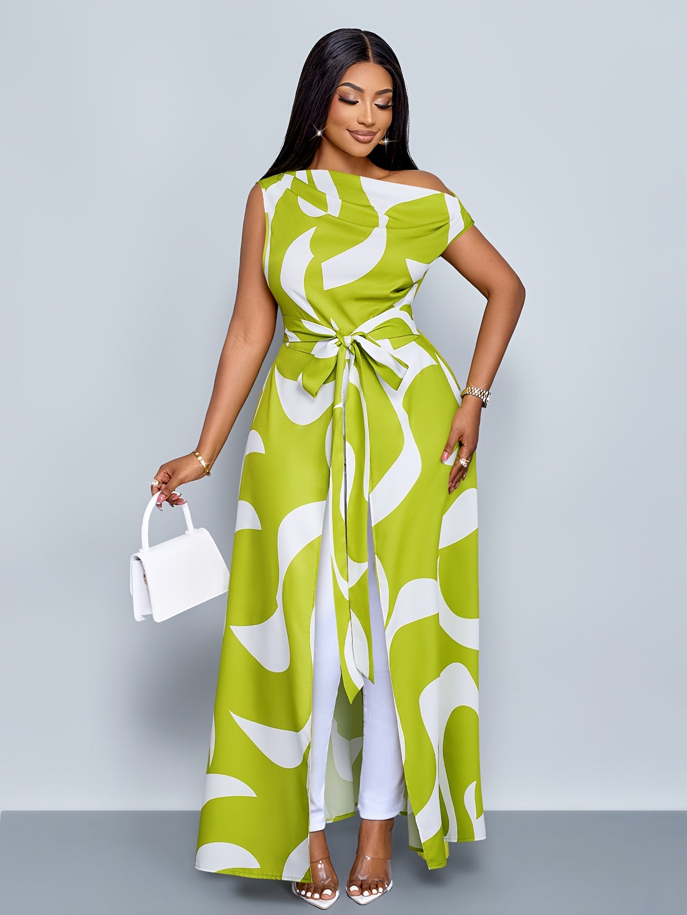 Découvrez l'élégance intemporelle avec cette robe maxi imprimée aux détails raffinés