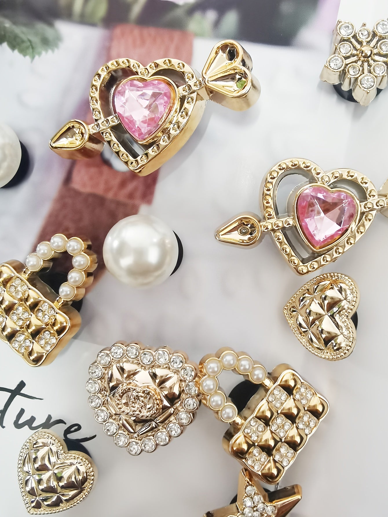 Ensemble de 16 breloques de chaussures élégantes de couleur dorée avec strass