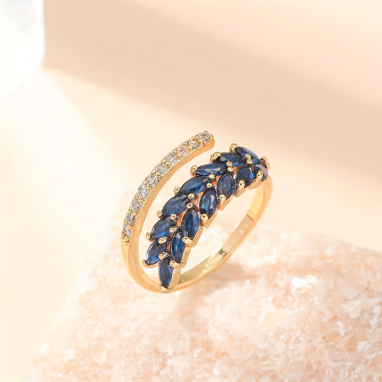 Bague ouverte élégante en cuivre ornée de zirconias