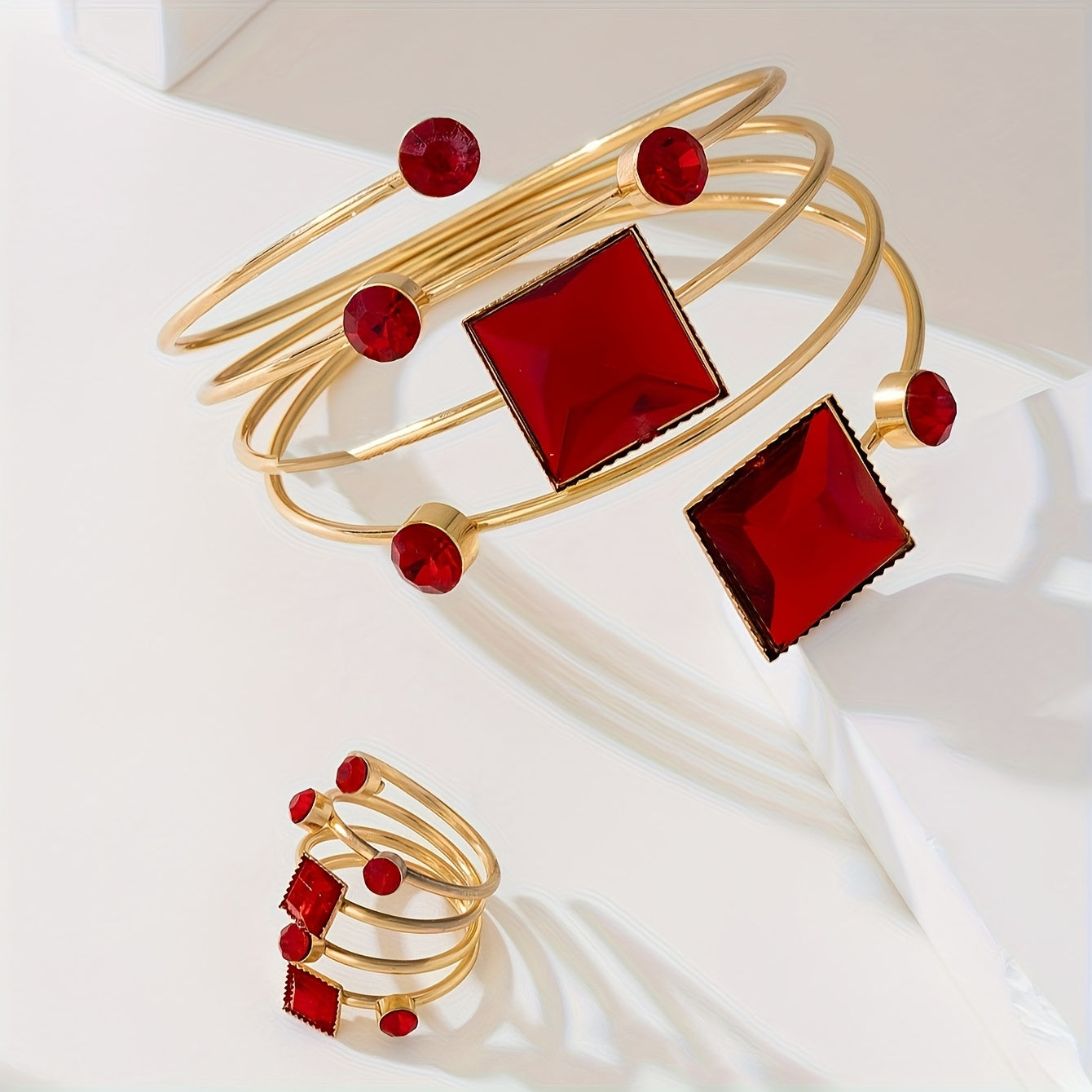 Un ensemble de bracelets et de bagues élégants et raffinés pour femmes