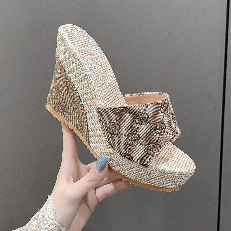 Pantoufles à plateforme en forme unique de fleur de prunier