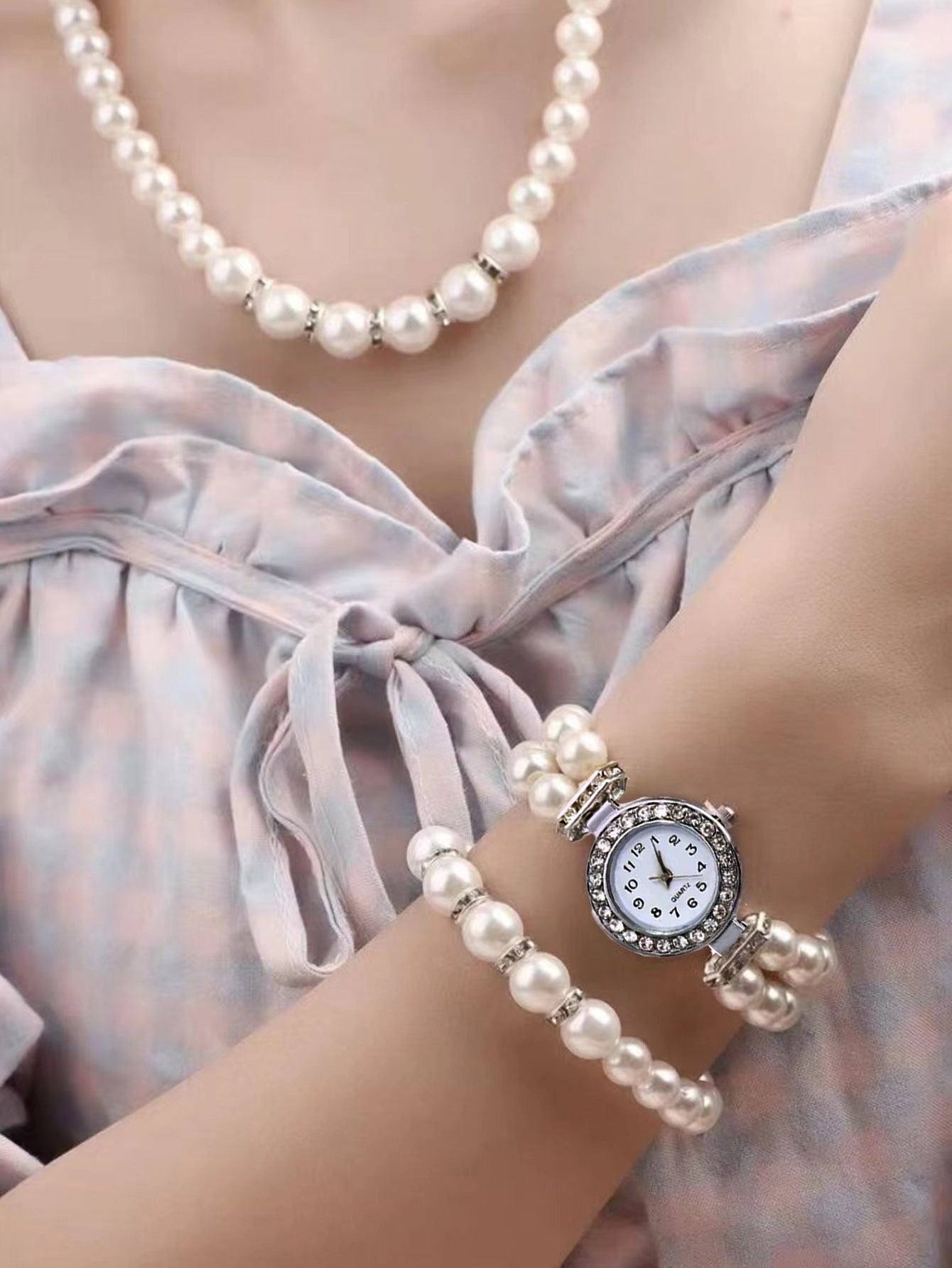 Montre * 1, collier * 1, paire de boucles d'oreilles