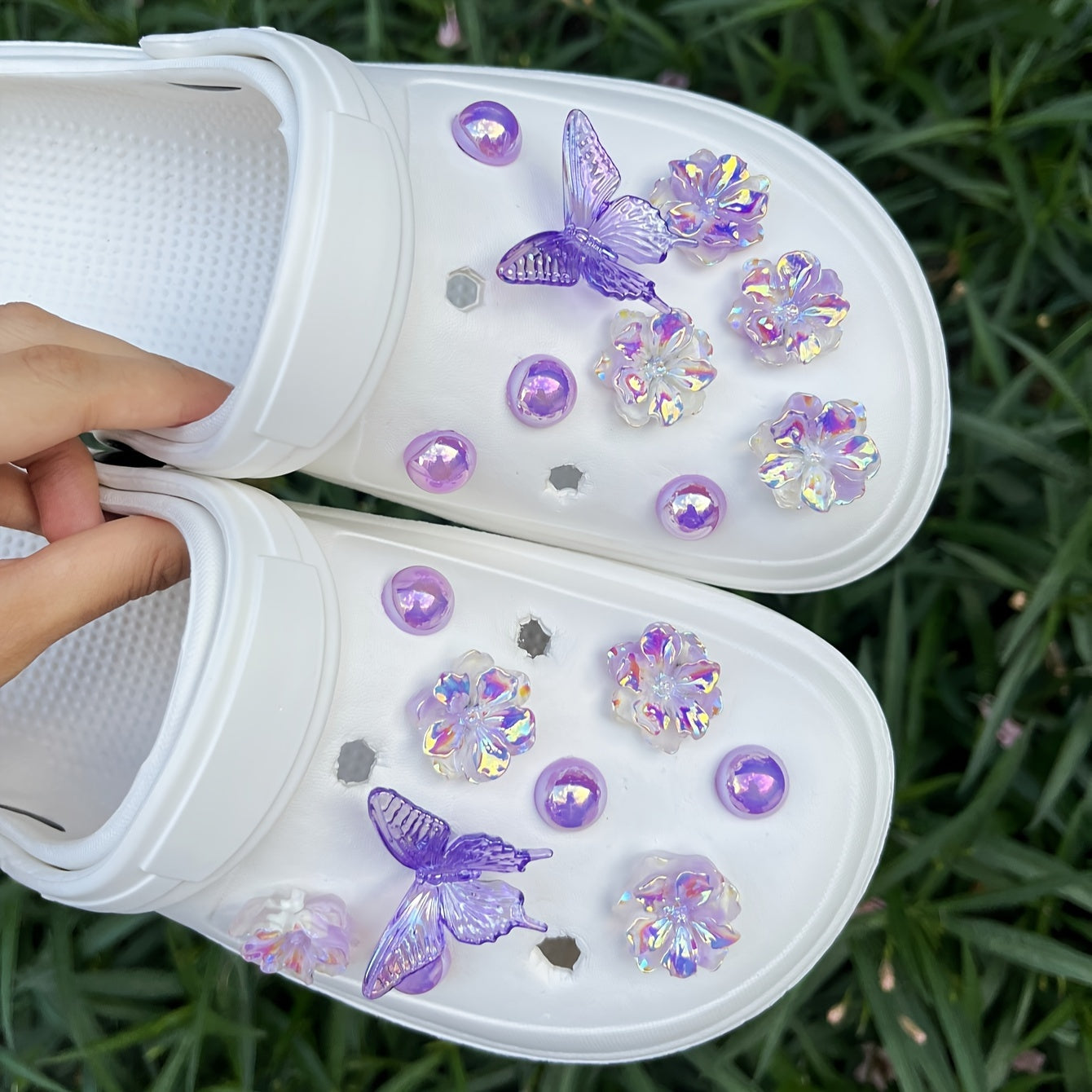 Lot de 18 breloques de chaussures violettes à motif de fleurs et de papillons